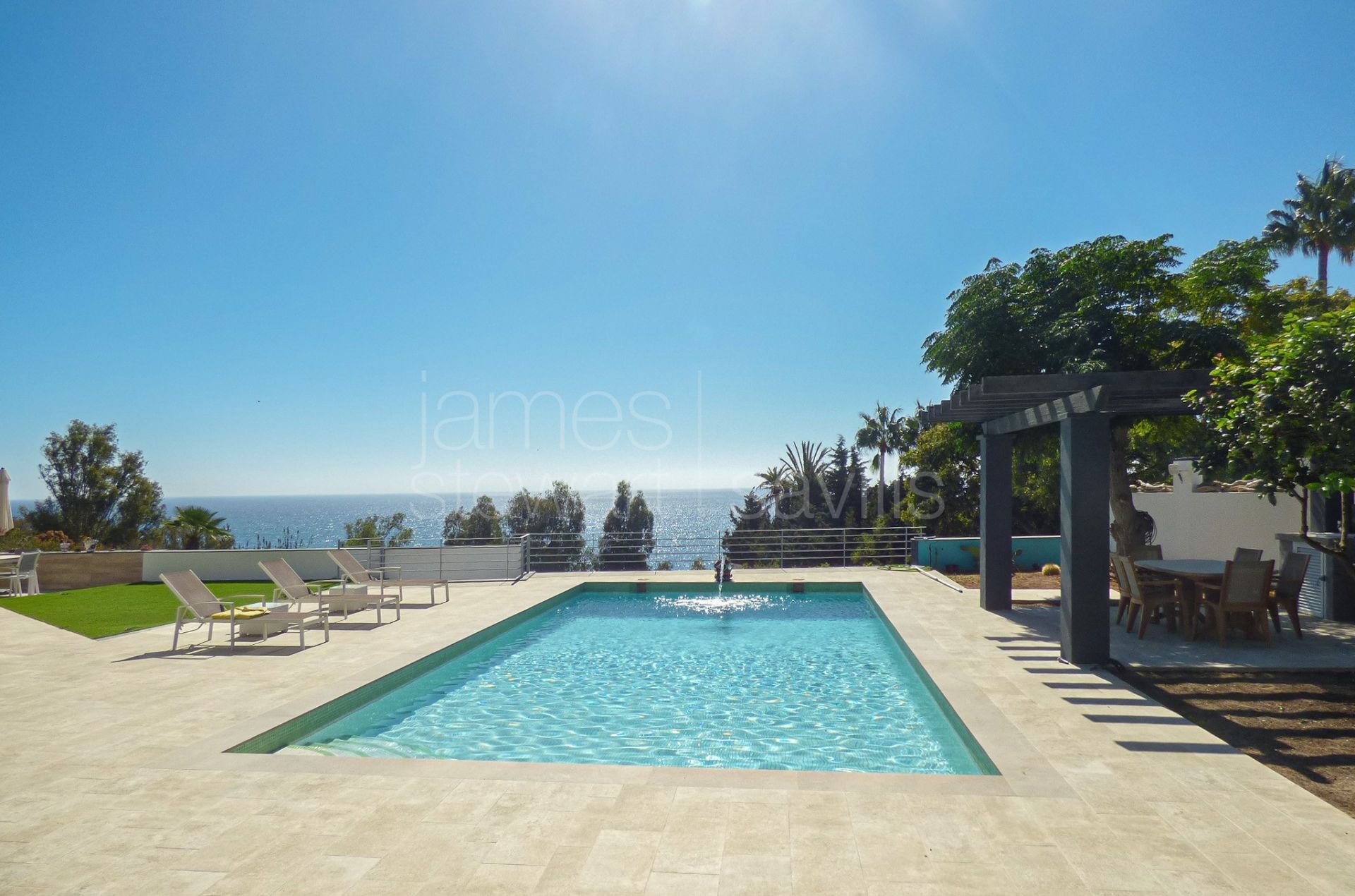 Casa muy atractiva con impresionantes vistas panorámicas al mar y acceso a pie a la playa.