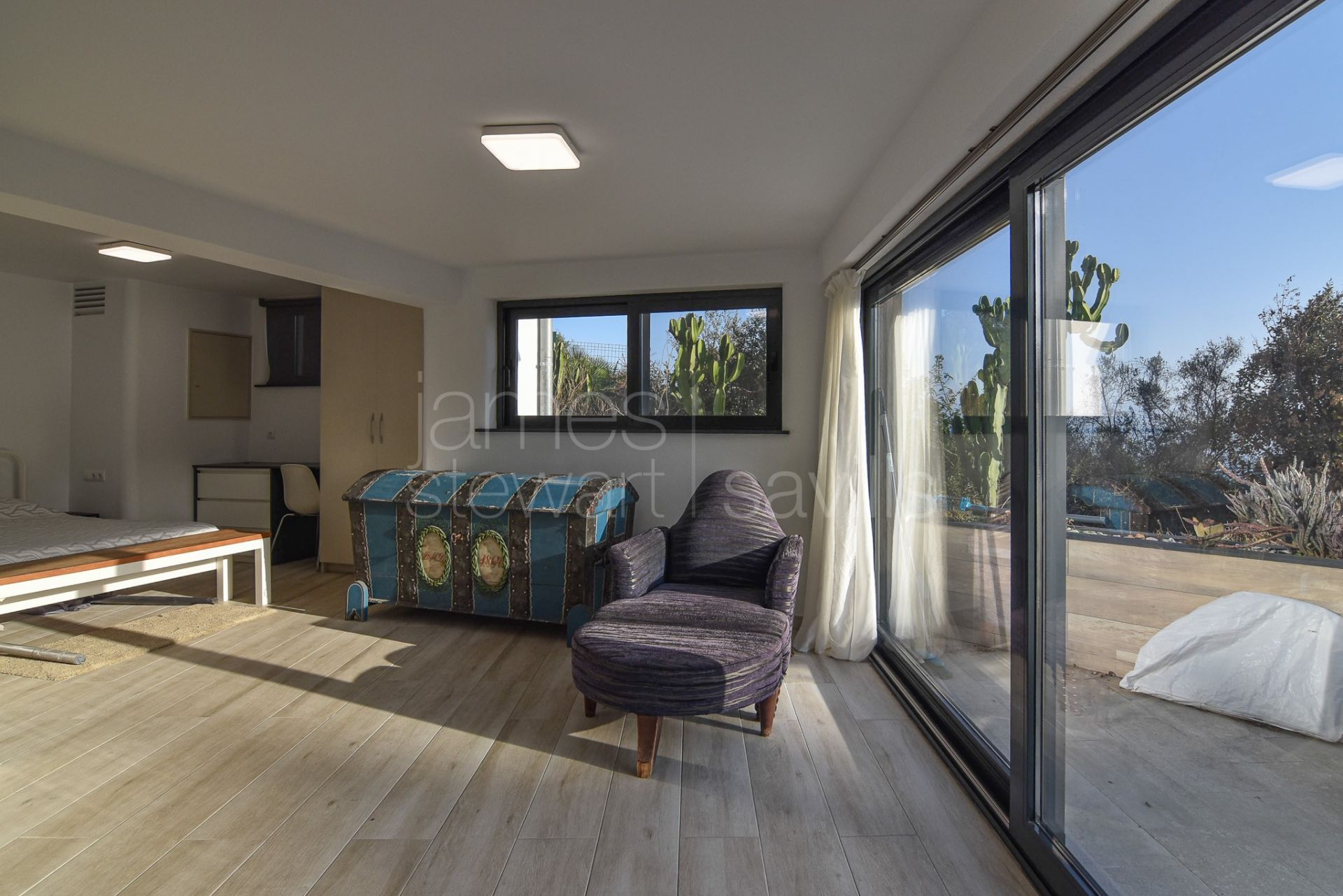 Casa muy atractiva con impresionantes vistas panorámicas al mar y acceso a pie a la playa.