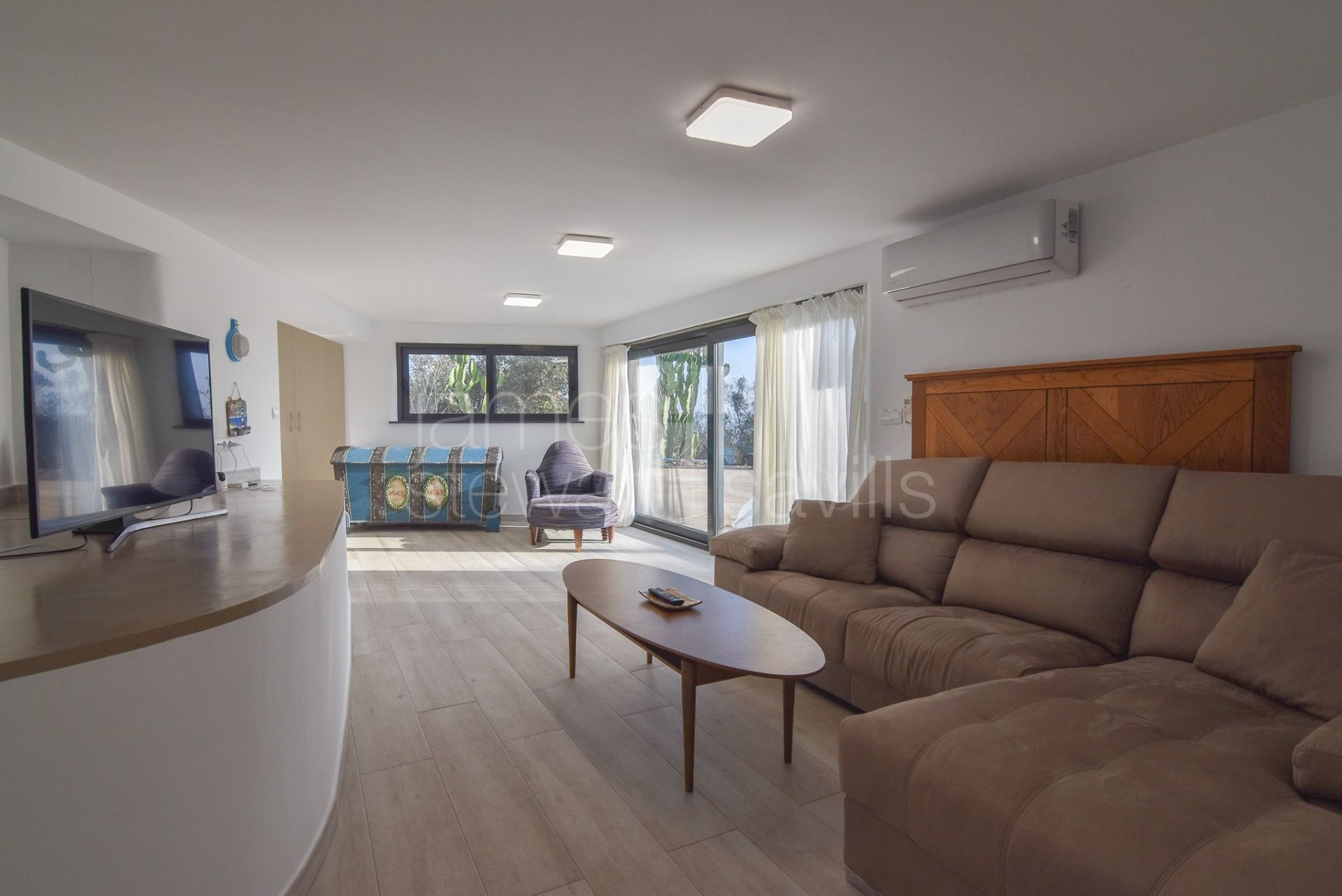 Casa muy atractiva con impresionantes vistas panorámicas al mar y acceso a pie a la playa.