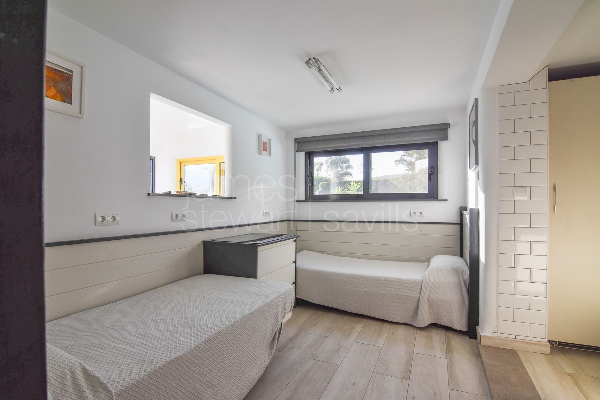 Casa muy atractiva con impresionantes vistas panorámicas al mar y acceso a pie a la playa.