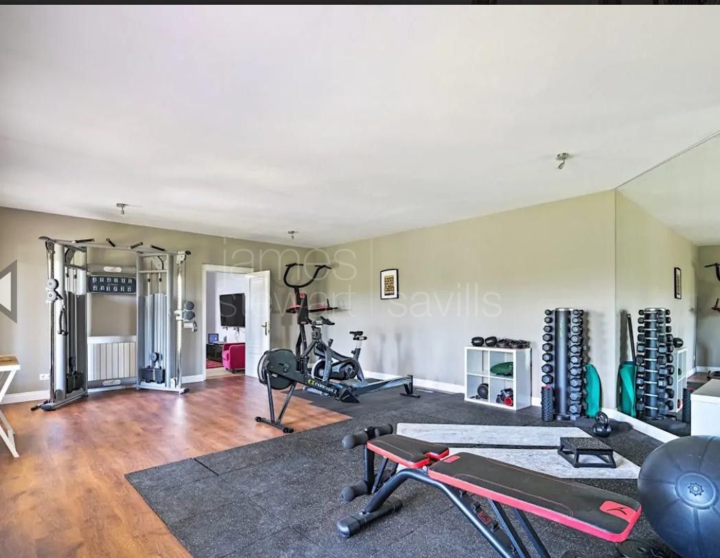 Villa familiar con piscina y gimnasio en entorno tranquilo en Sotogrande Alto