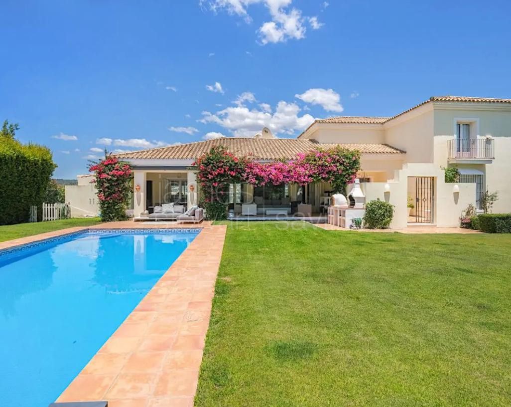 Villa familiar con piscina y gimnasio en entorno tranquilo en Sotogrande Alto