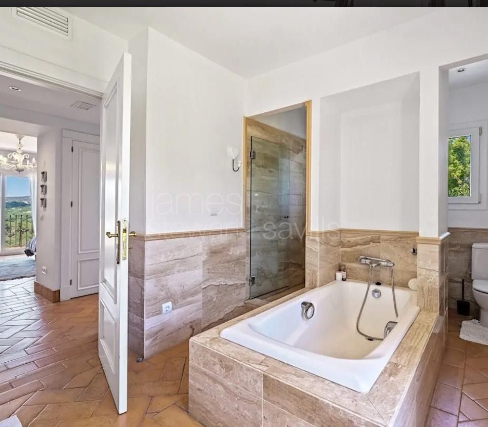 Villa familiar con piscina y gimnasio en entorno tranquilo en Sotogrande Alto