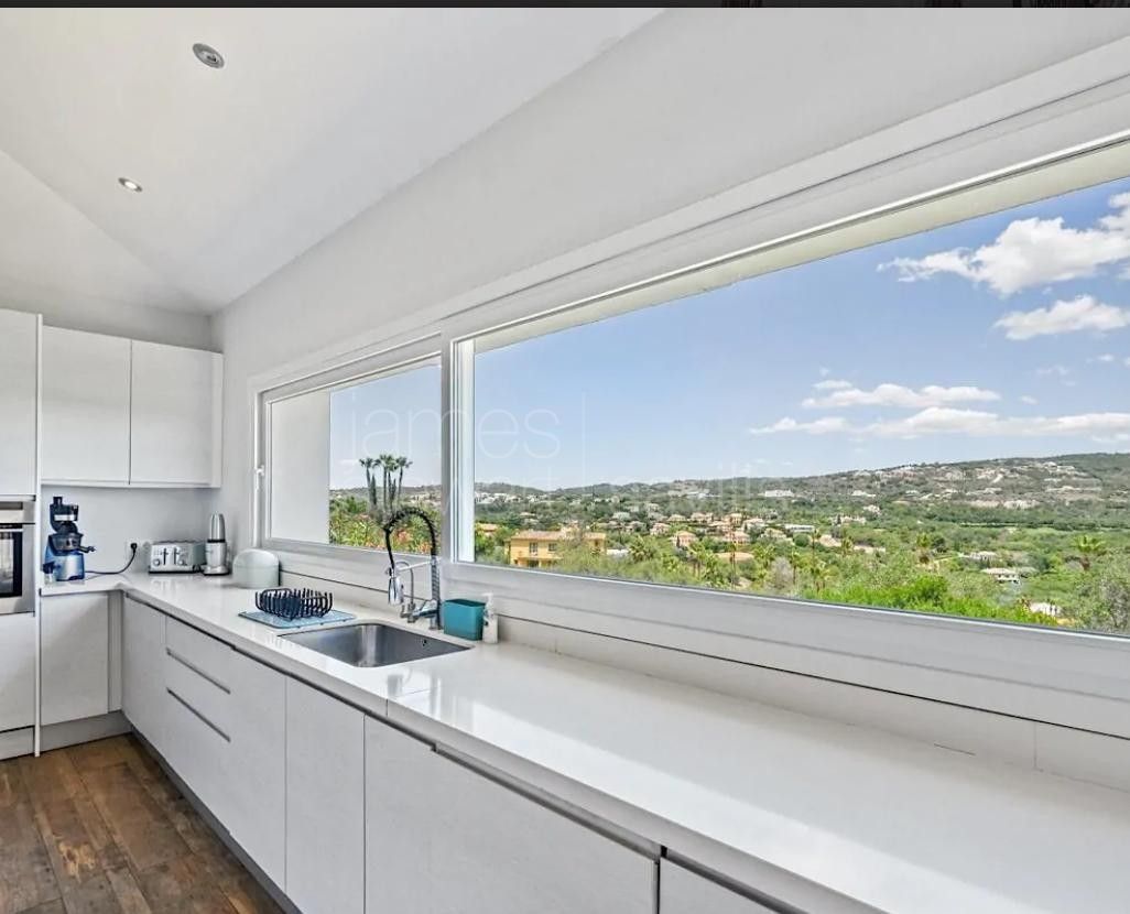 Villa familiar con piscina y gimnasio en entorno tranquilo en Sotogrande Alto