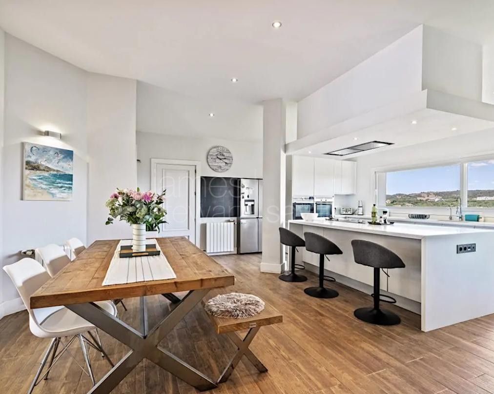 Villa familiar con piscina y gimnasio en entorno tranquilo en Sotogrande Alto