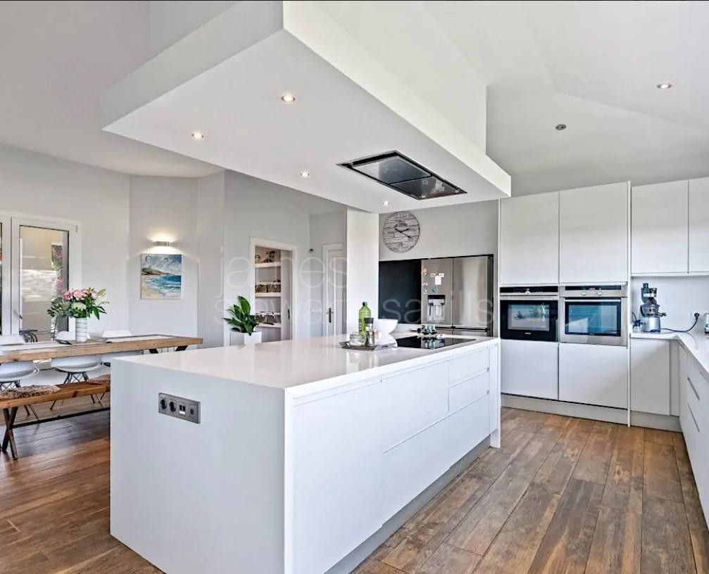 Villa familiar con piscina y gimnasio en entorno tranquilo en Sotogrande Alto