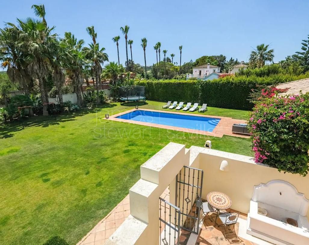 Villa familiar con piscina y gimnasio en entorno tranquilo en Sotogrande Alto