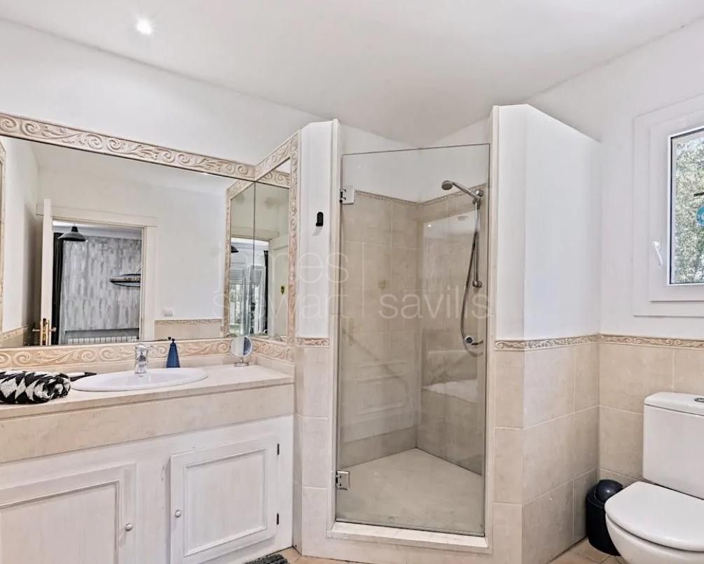 Villa familiar con piscina y gimnasio en entorno tranquilo en Sotogrande Alto