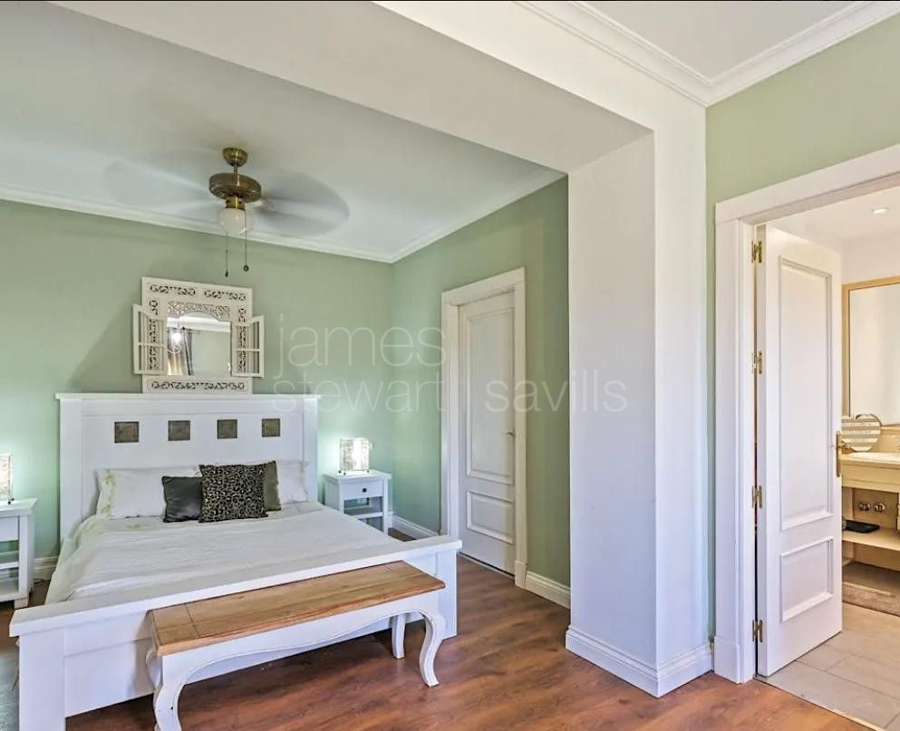 Villa familiar con piscina y gimnasio en entorno tranquilo en Sotogrande Alto