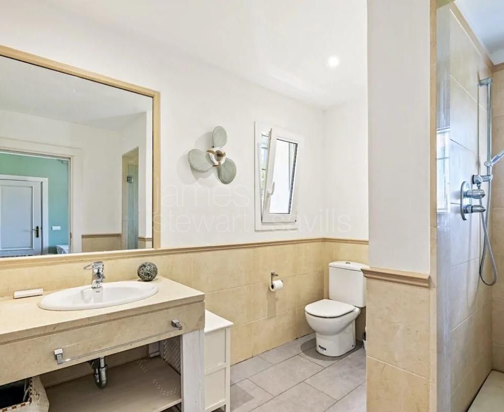 Villa familiar con piscina y gimnasio en entorno tranquilo en Sotogrande Alto