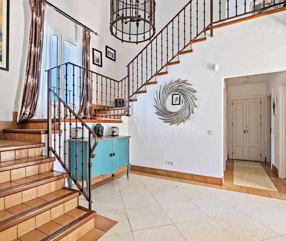 Villa familiar con piscina y gimnasio en entorno tranquilo en Sotogrande Alto