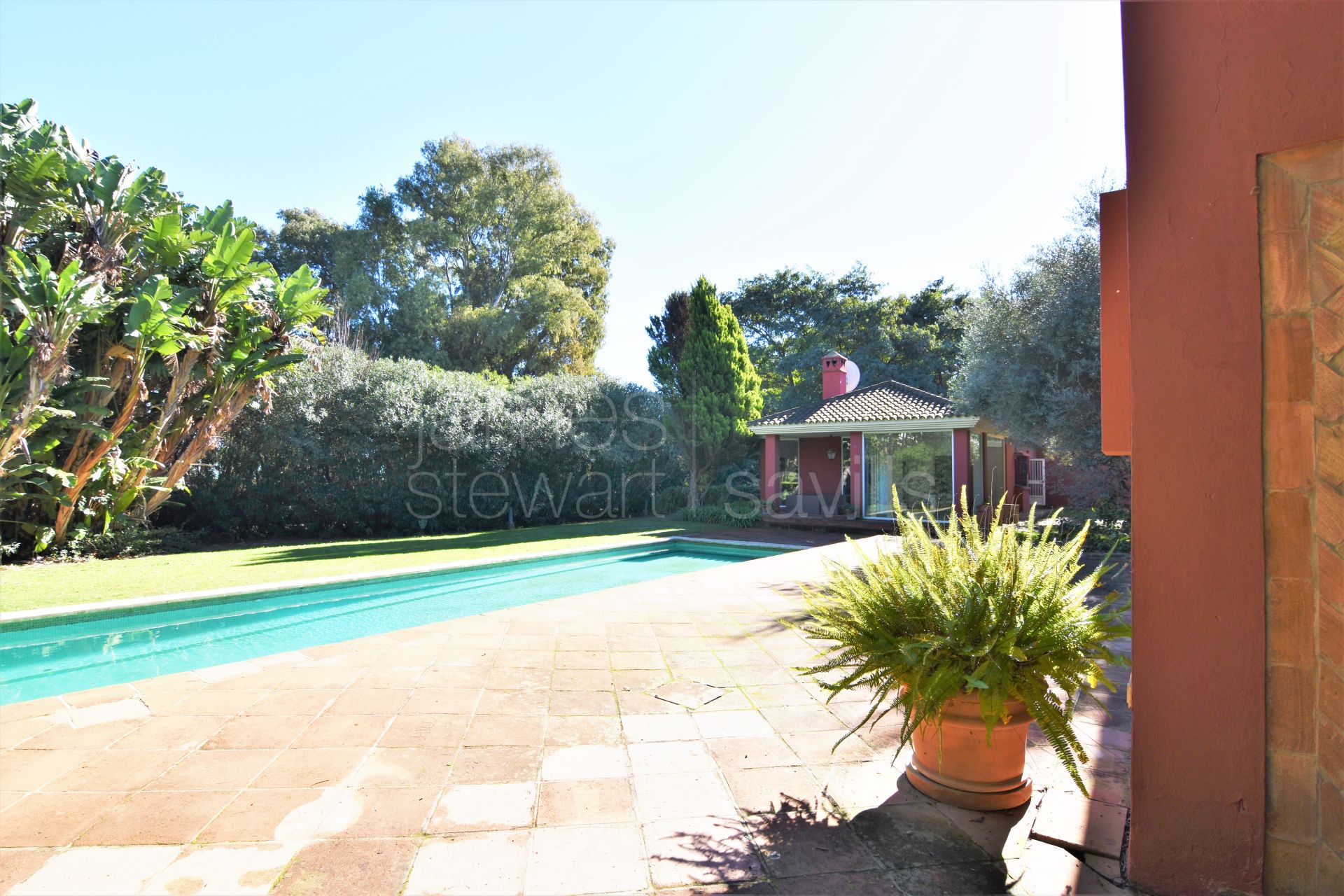 Single storey villa with guest house discreetly located in the Kings & Queens of Sotogrande