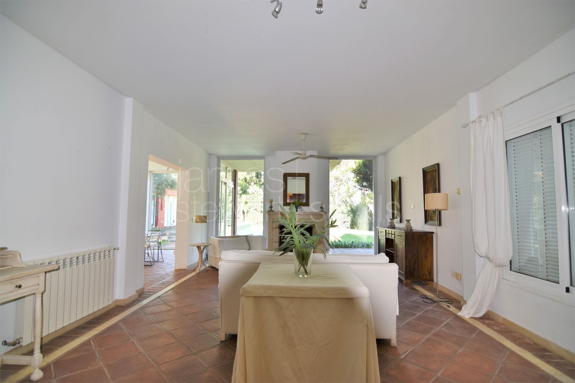 Single storey villa with guest house discreetly located in the Kings & Queens of Sotogrande