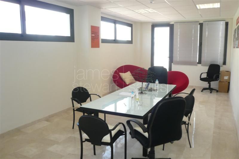 Local de 55m2 mas 60m2 de terraza en Guadiaro