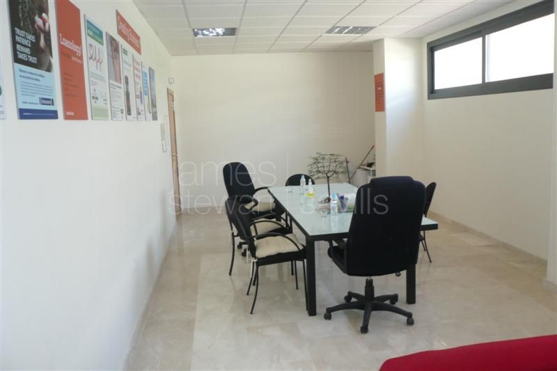 Local de 55m2 mas 60m2 de terraza en Guadiaro