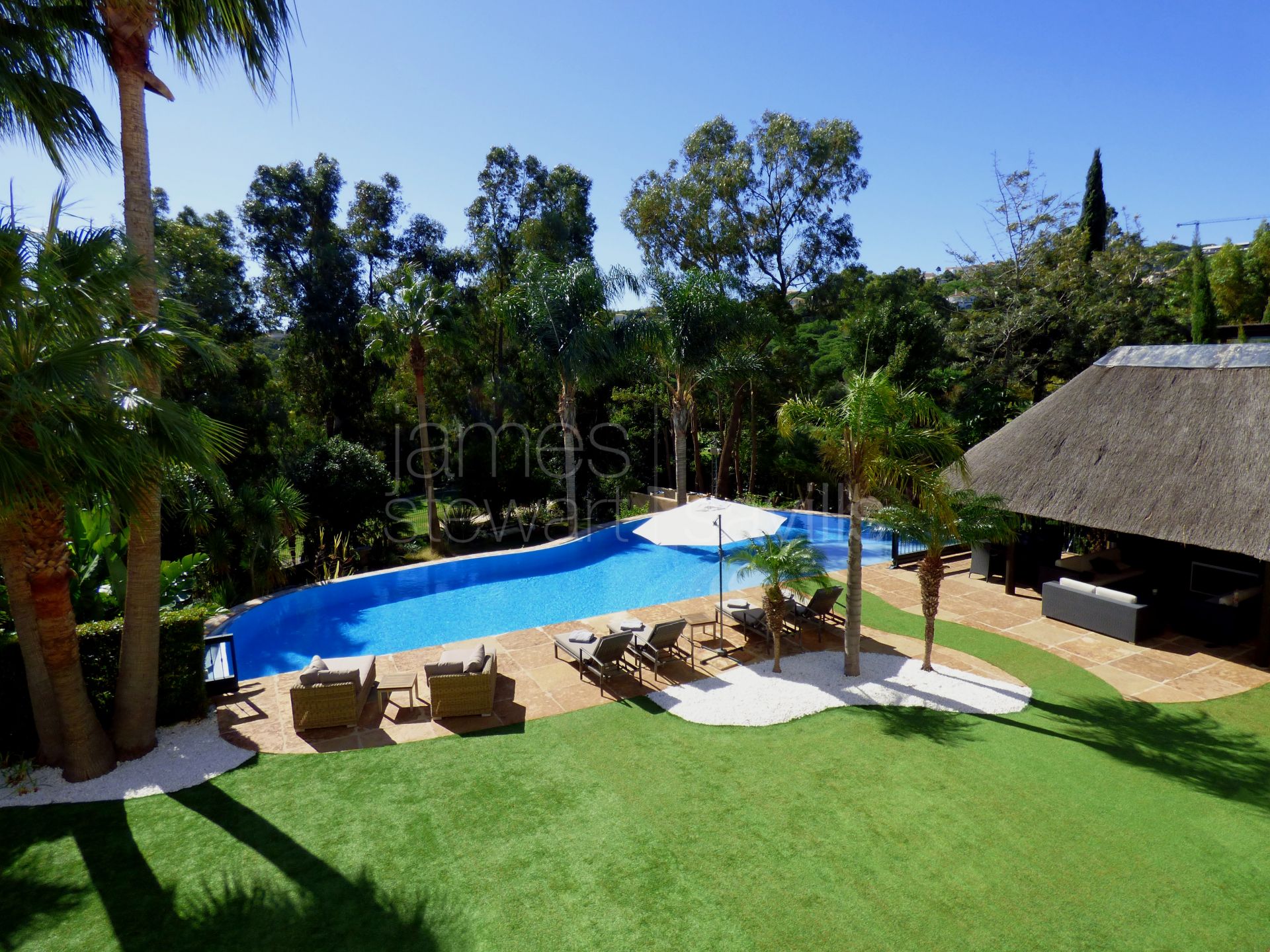 Villa de estilo andaluz en primera línea de golf en Sotogrande Alto.