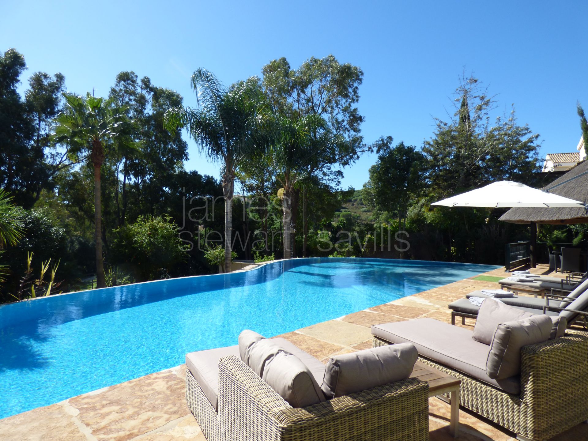 Villa de estilo andaluz en primera línea de golf en Sotogrande Alto.