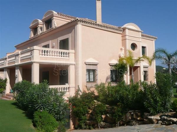 Semi-detached villa with private pool in the prestigious Sotogrande Alto