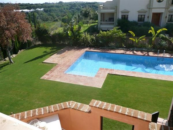 Semi-detached villa with private pool in the prestigious Sotogrande Alto