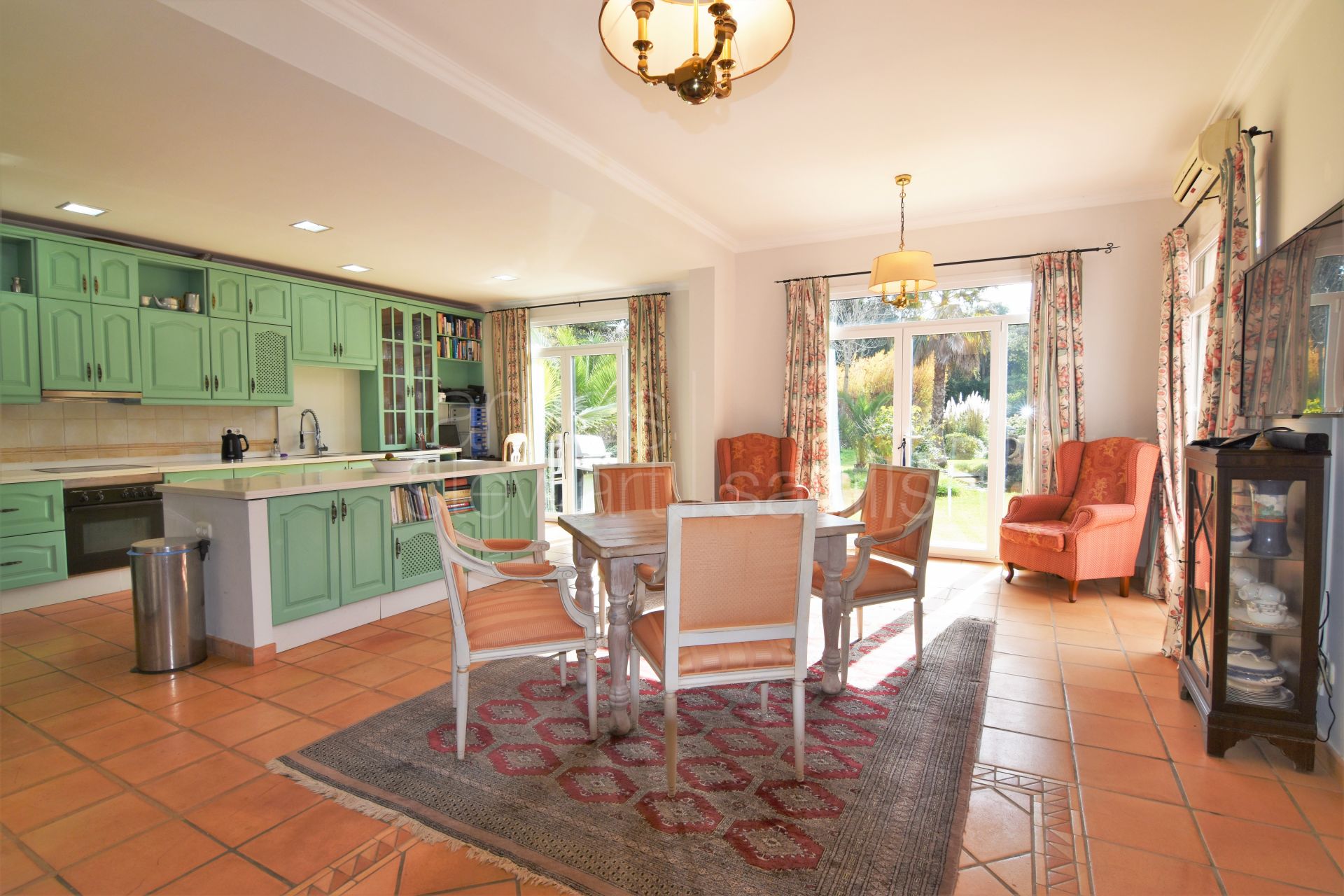 Sotogrande house of great charm in pretty garden with tennis court