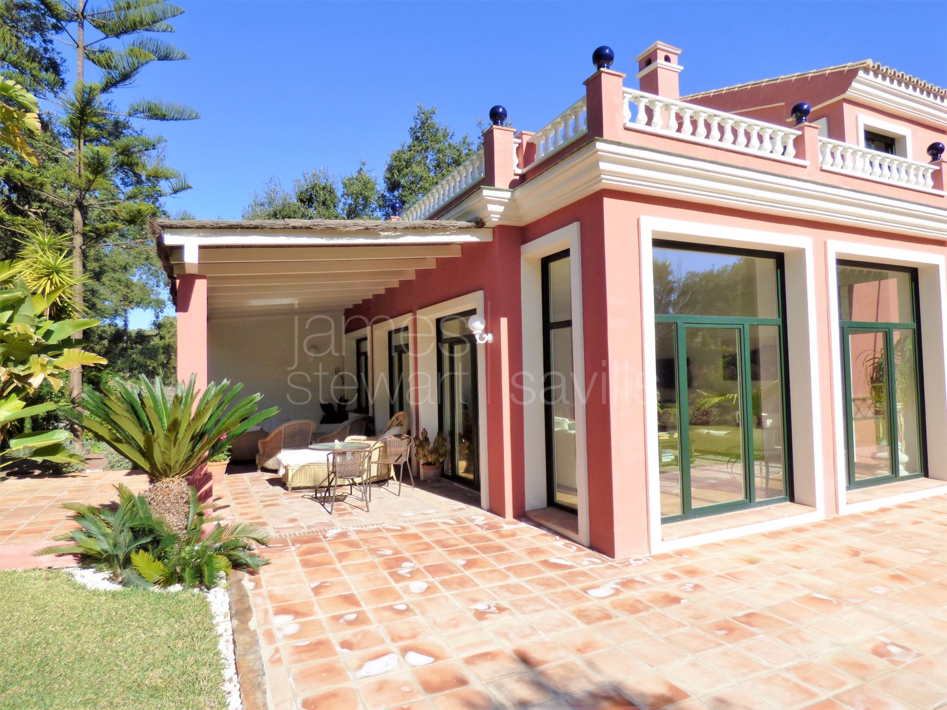 Sotogrande house of great charm in pretty garden with tennis court