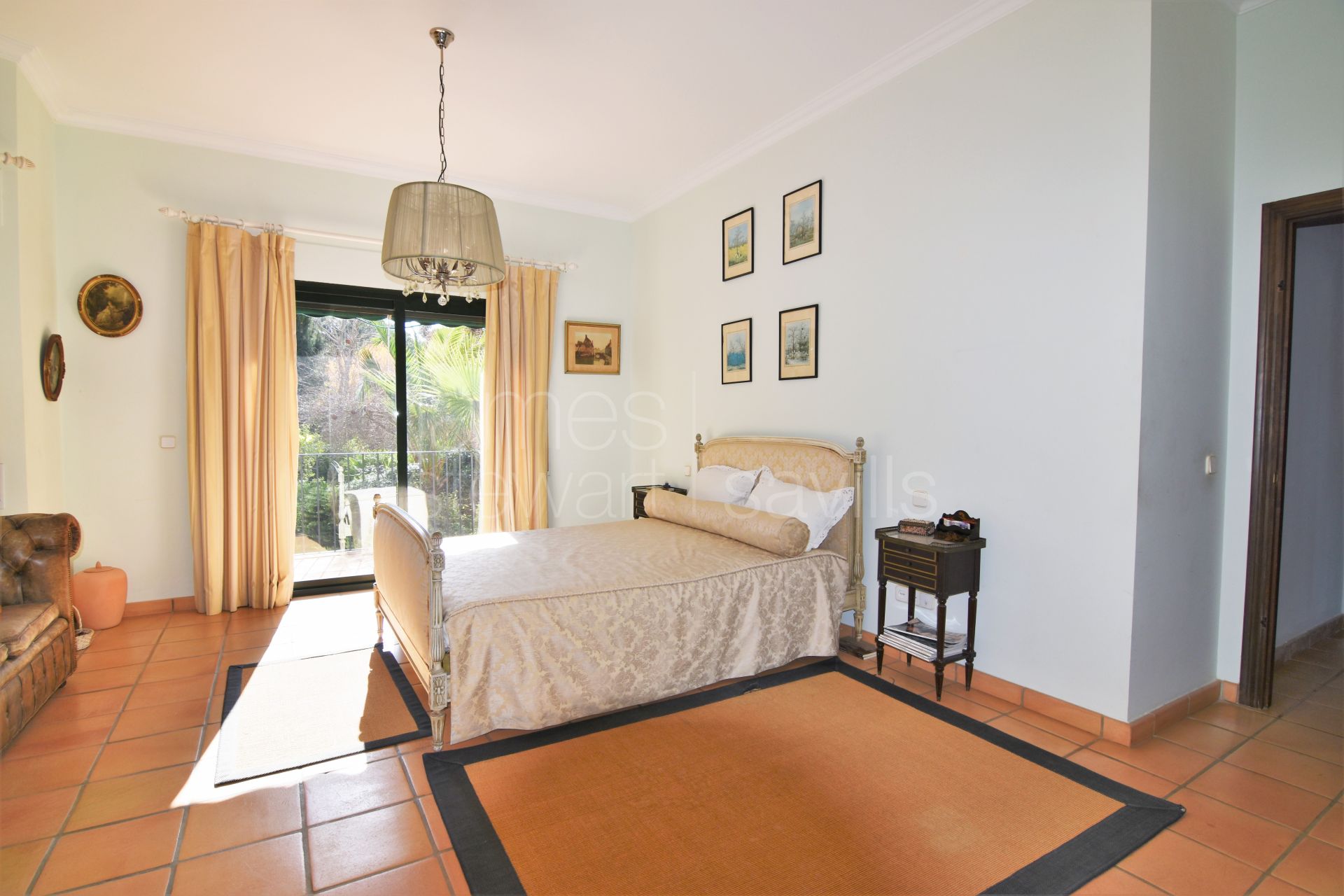 Sotogrande house of great charm in pretty garden with tennis court