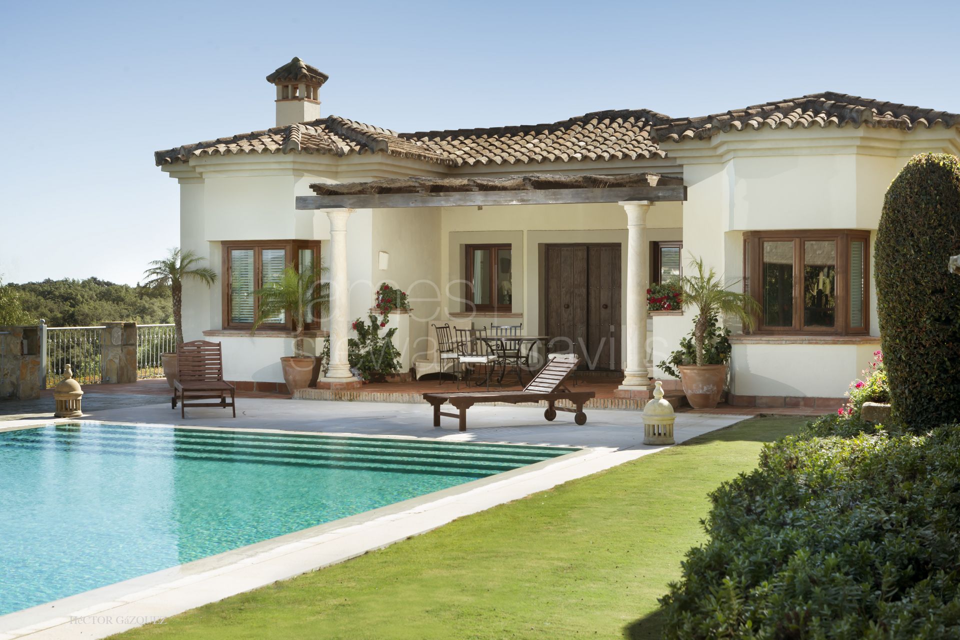 Excellent frontline golf villa with sea views in Sotogrande Alto