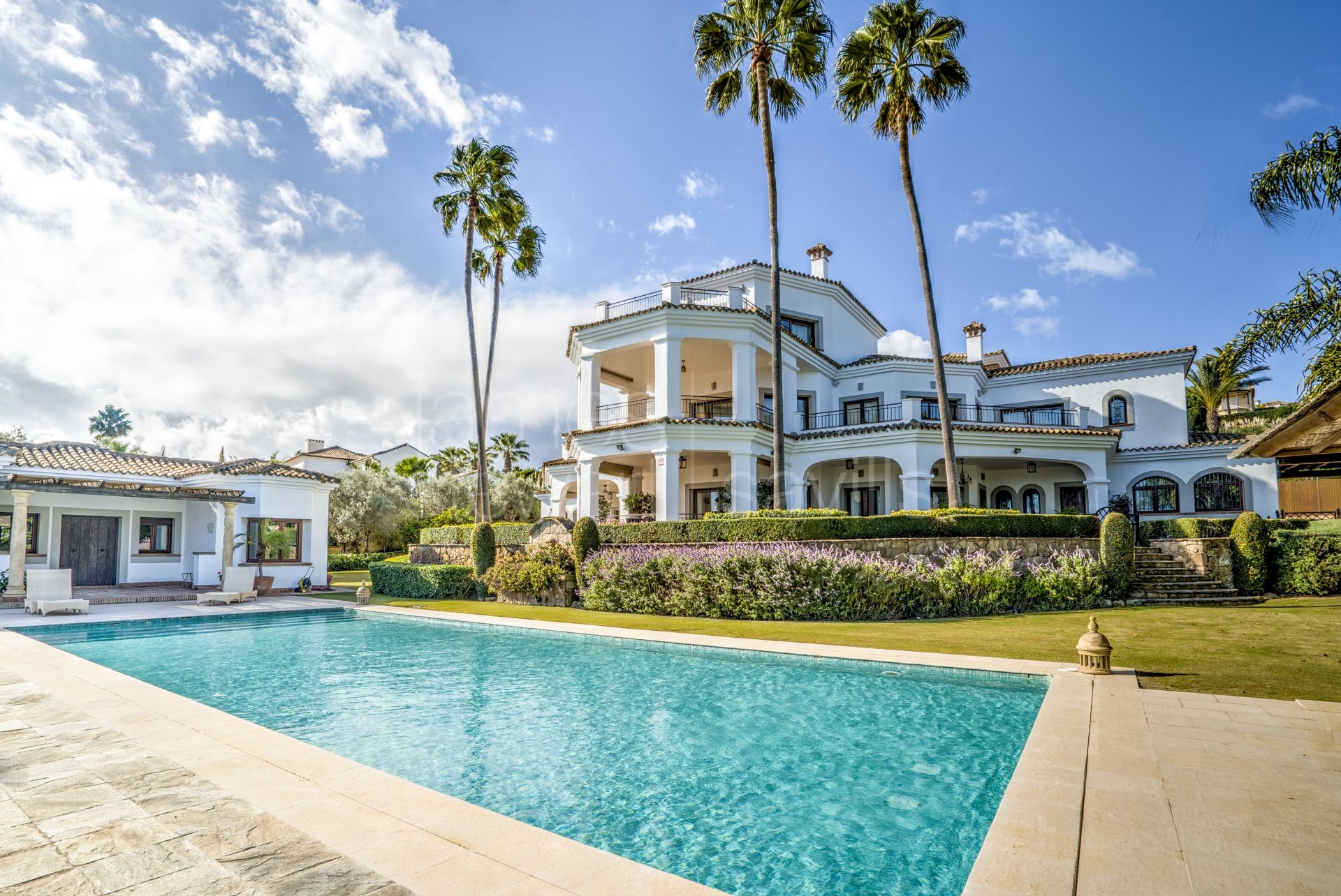 Villa Excepcional en Primera Línea de Golf con Vistas al Mar en Sotogrande Alto