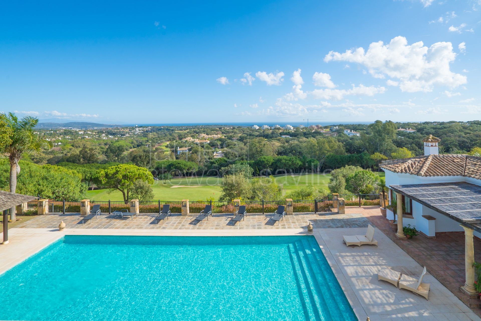 Excellent frontline golf villa with sea views in Sotogrande Alto