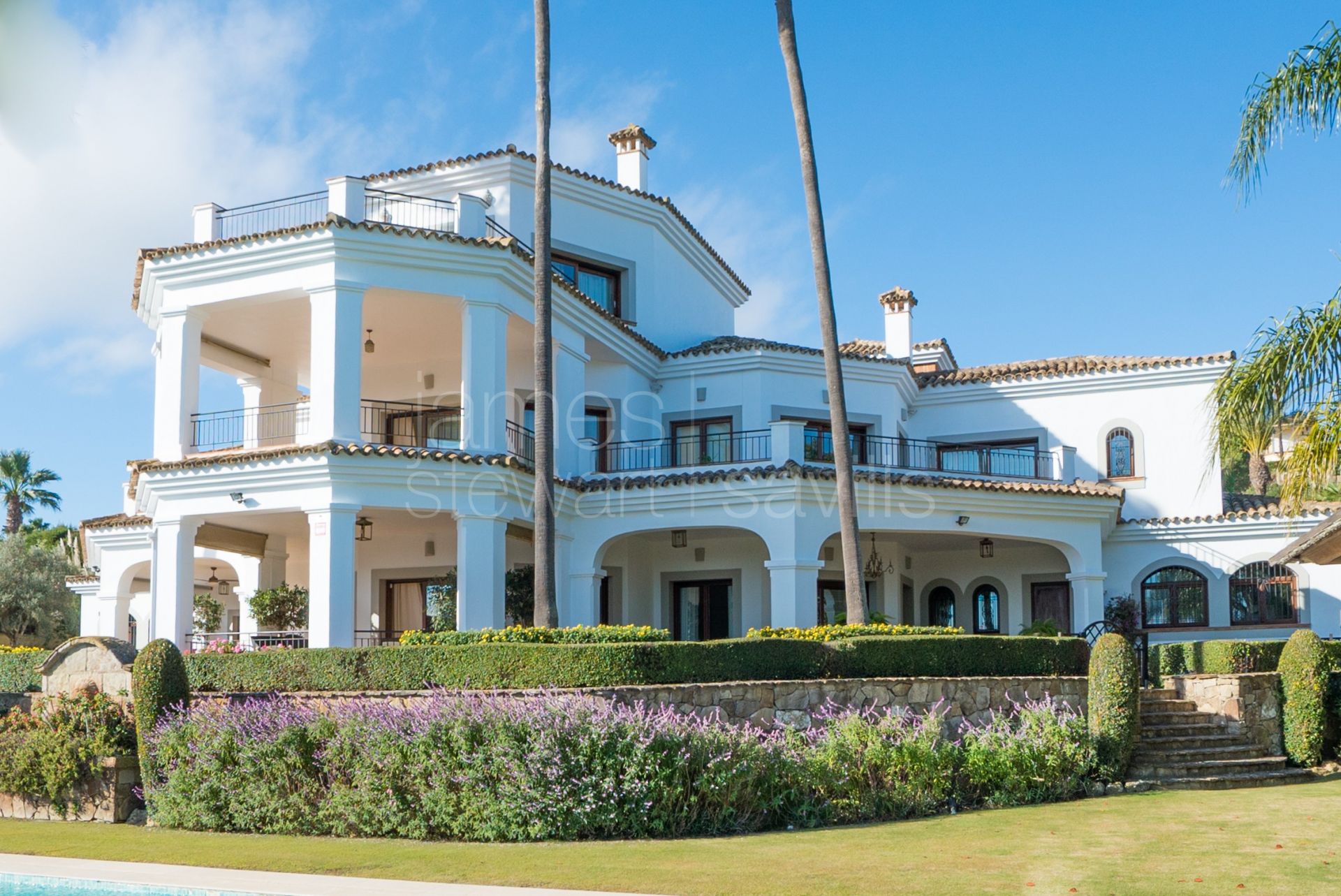 Excellent frontline golf villa with sea views in Sotogrande Alto