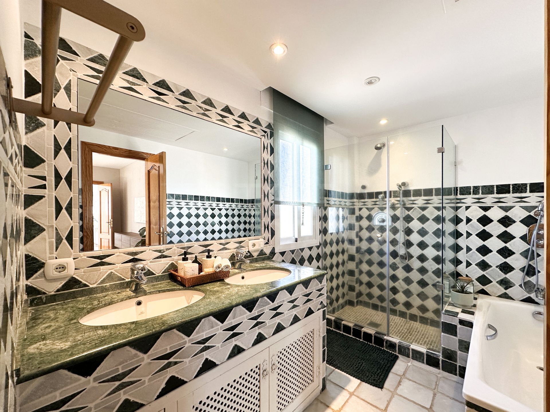 Villa in Estepona East, Estepona