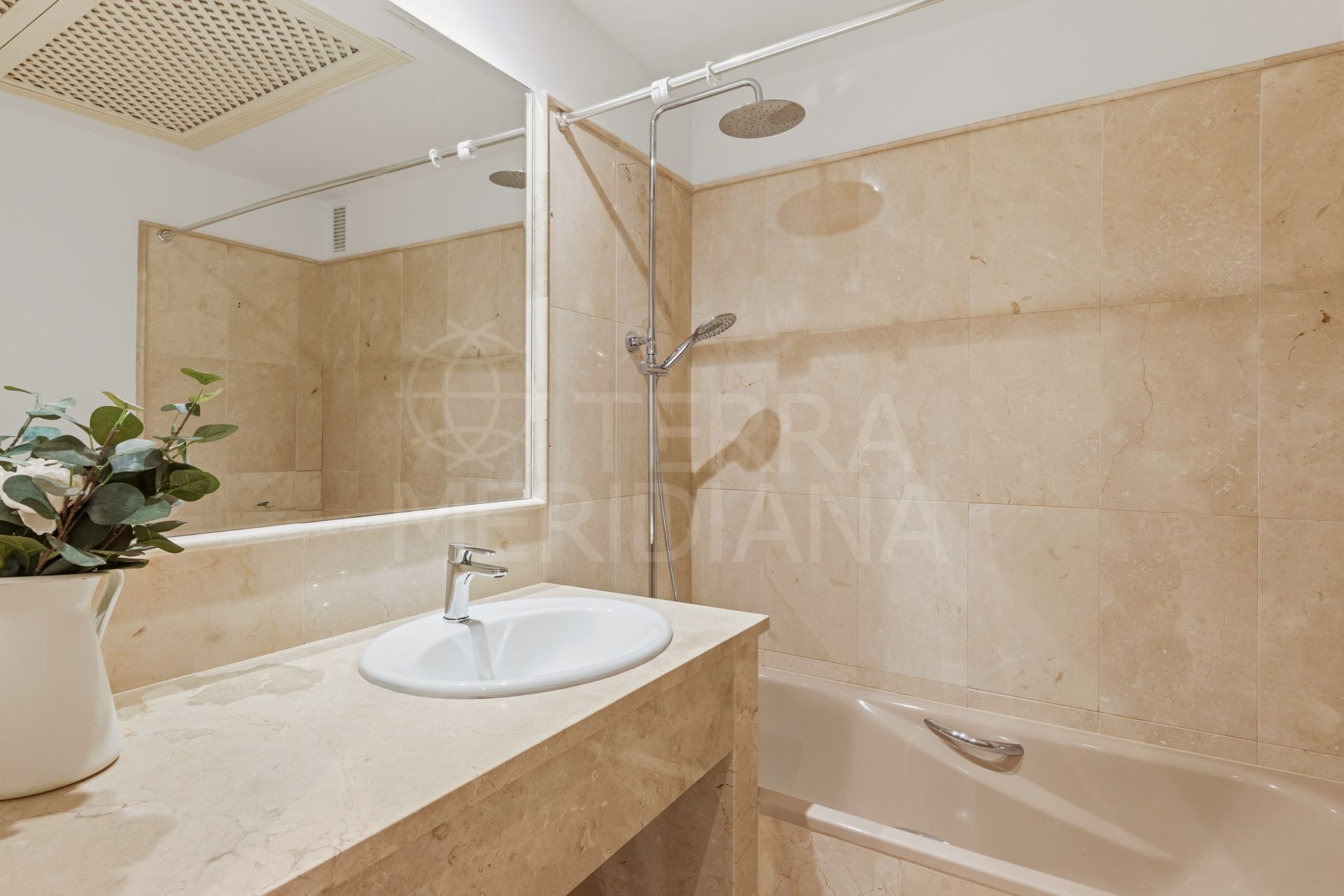 Ground Floor Apartment in El Campanario, Estepona