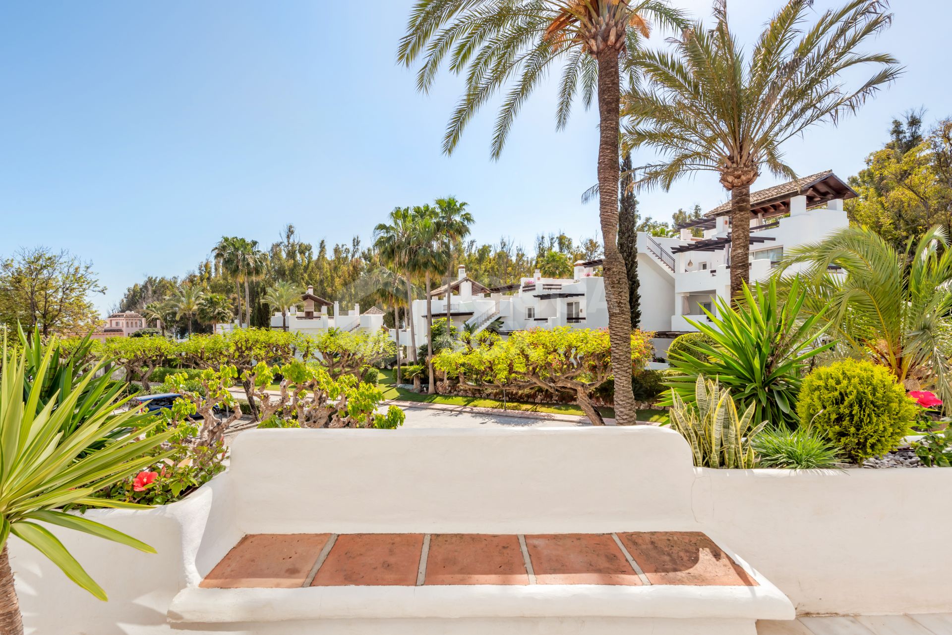 Elegant Estepona Retreat: 2-Bedroom Apartment for Sale in Beachfront Alcazaba Beach