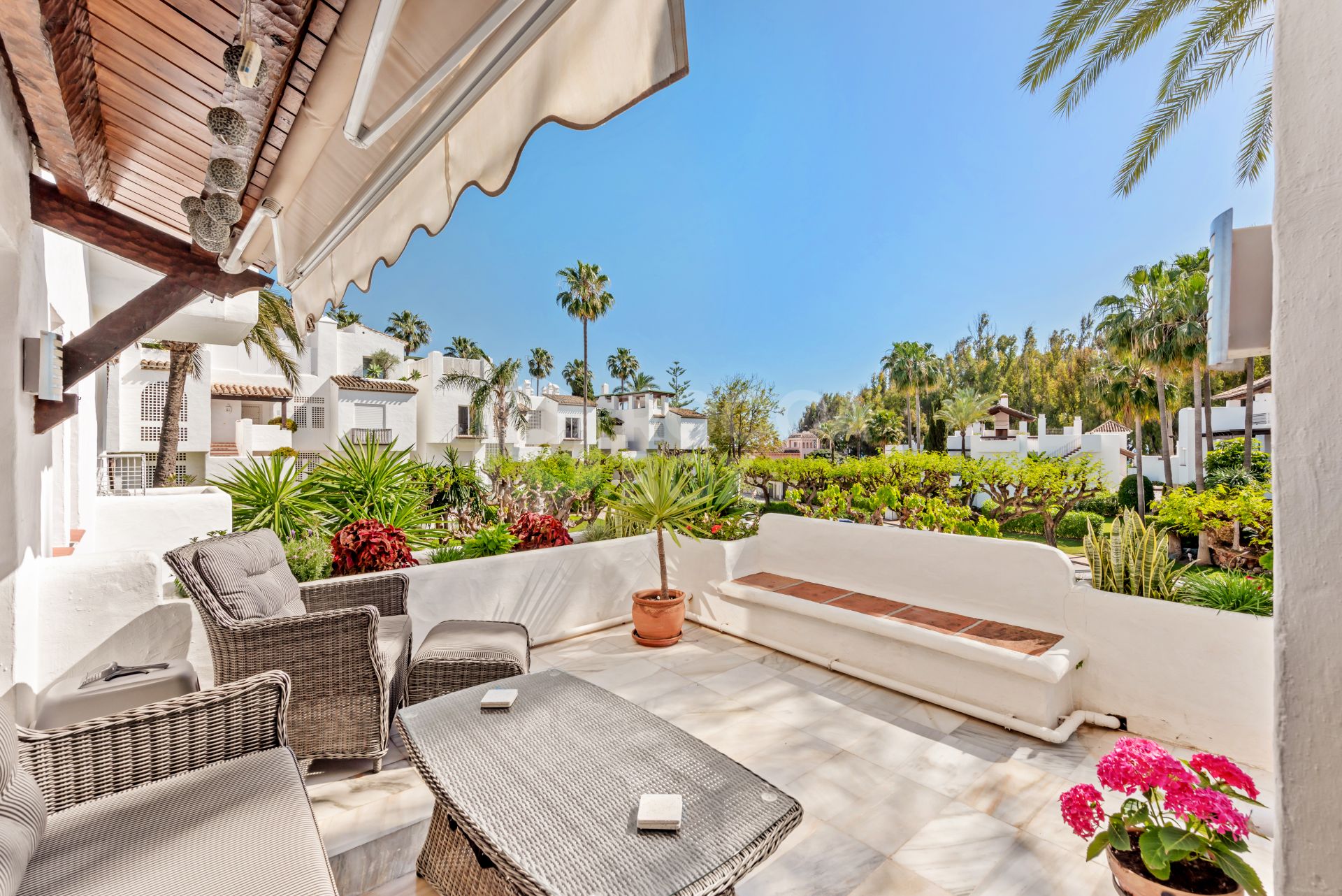 Elegant Estepona Retreat: 2-Bedroom Apartment for Sale in Beachfront Alcazaba Beach