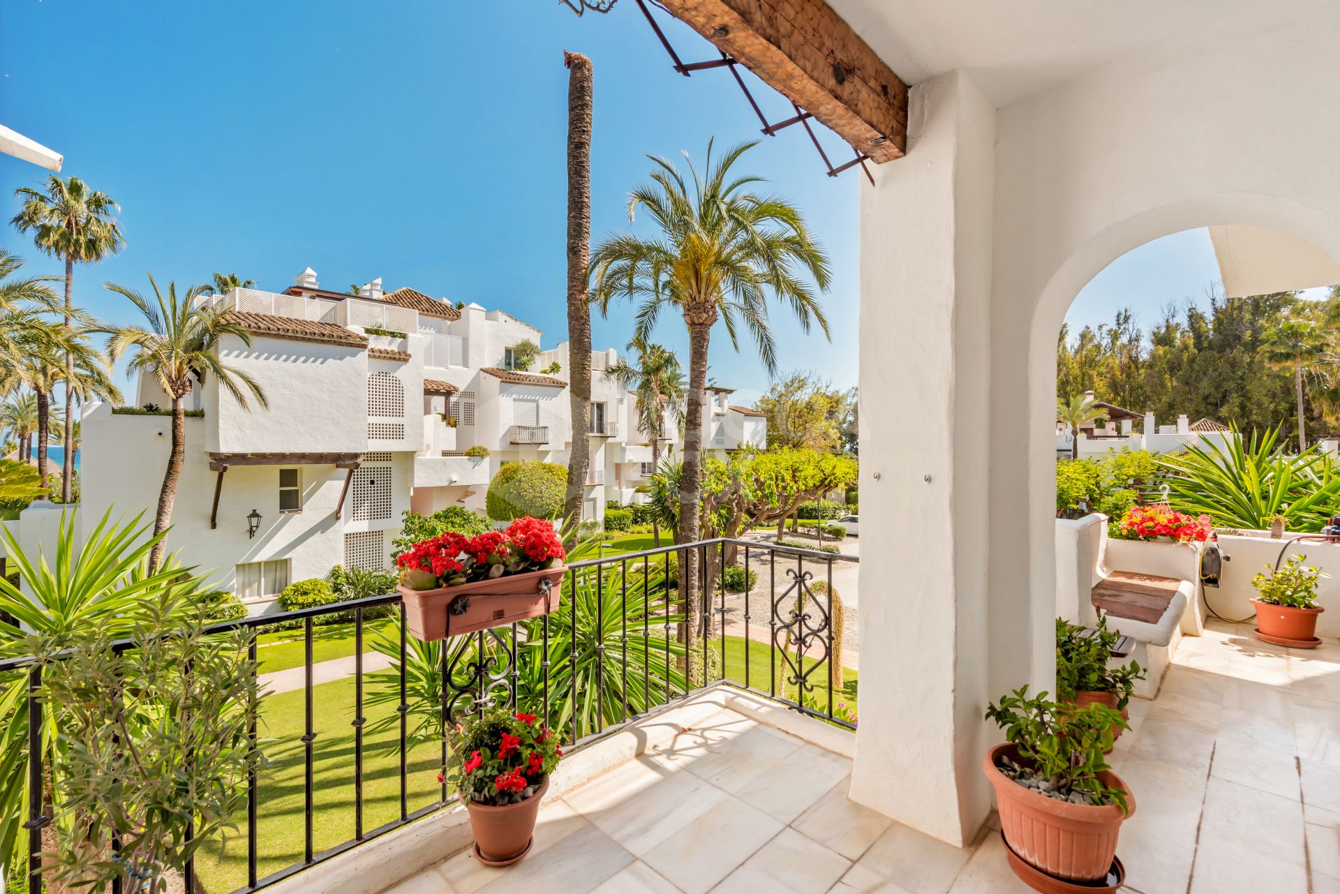 Elegant Estepona Retreat: 2-Bedroom Apartment for Sale in Beachfront Alcazaba Beach