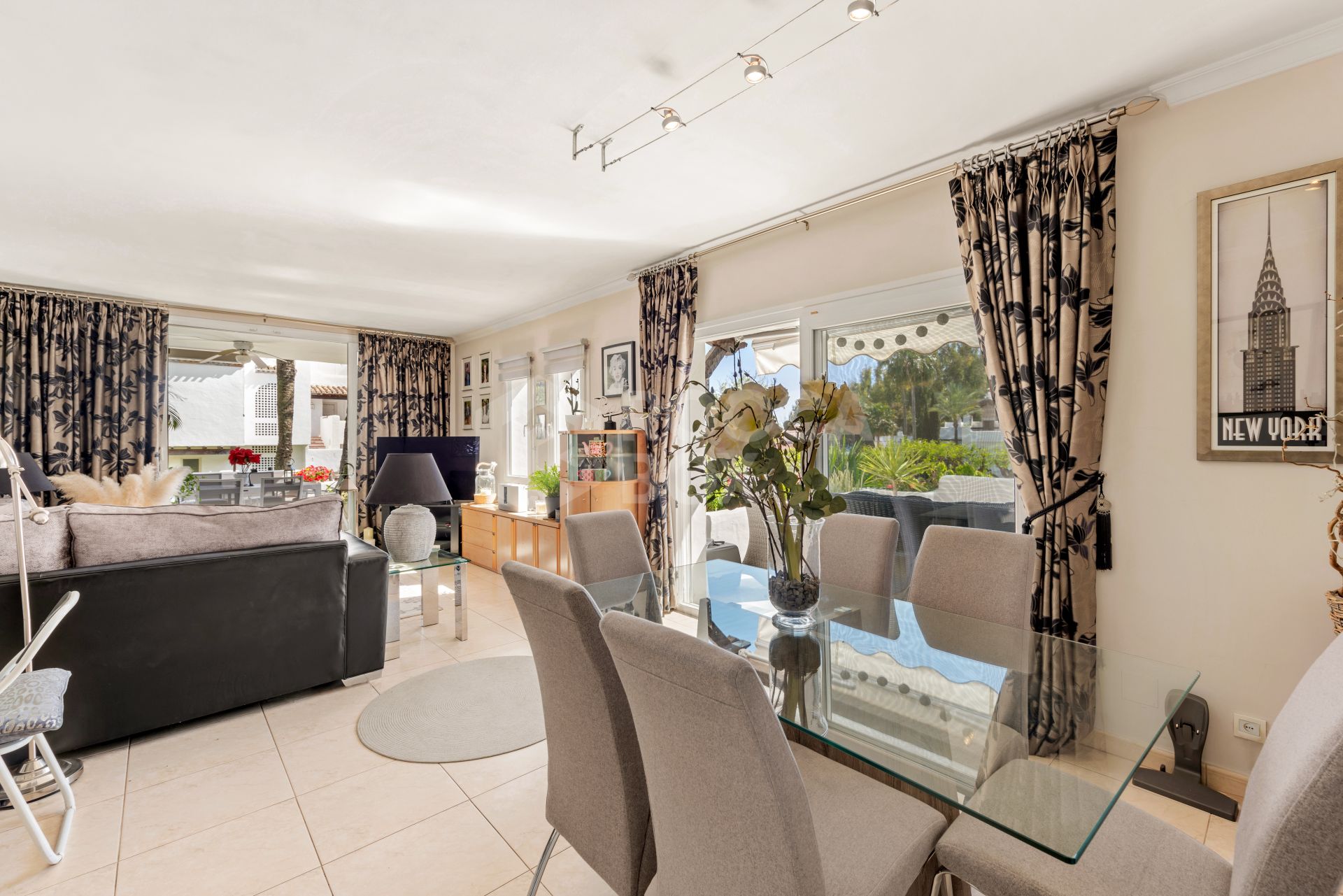 Elegant Estepona Retreat: 2-Bedroom Apartment for Sale in Beachfront Alcazaba Beach