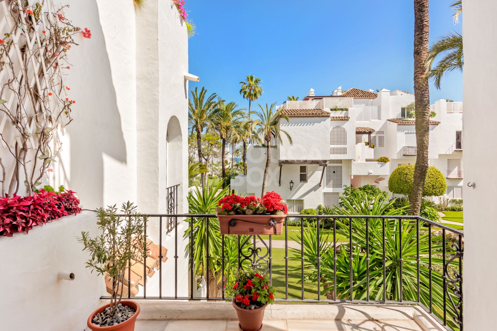 Elegant Estepona Retreat: 2-Bedroom Apartment for Sale in Beachfront Alcazaba Beach