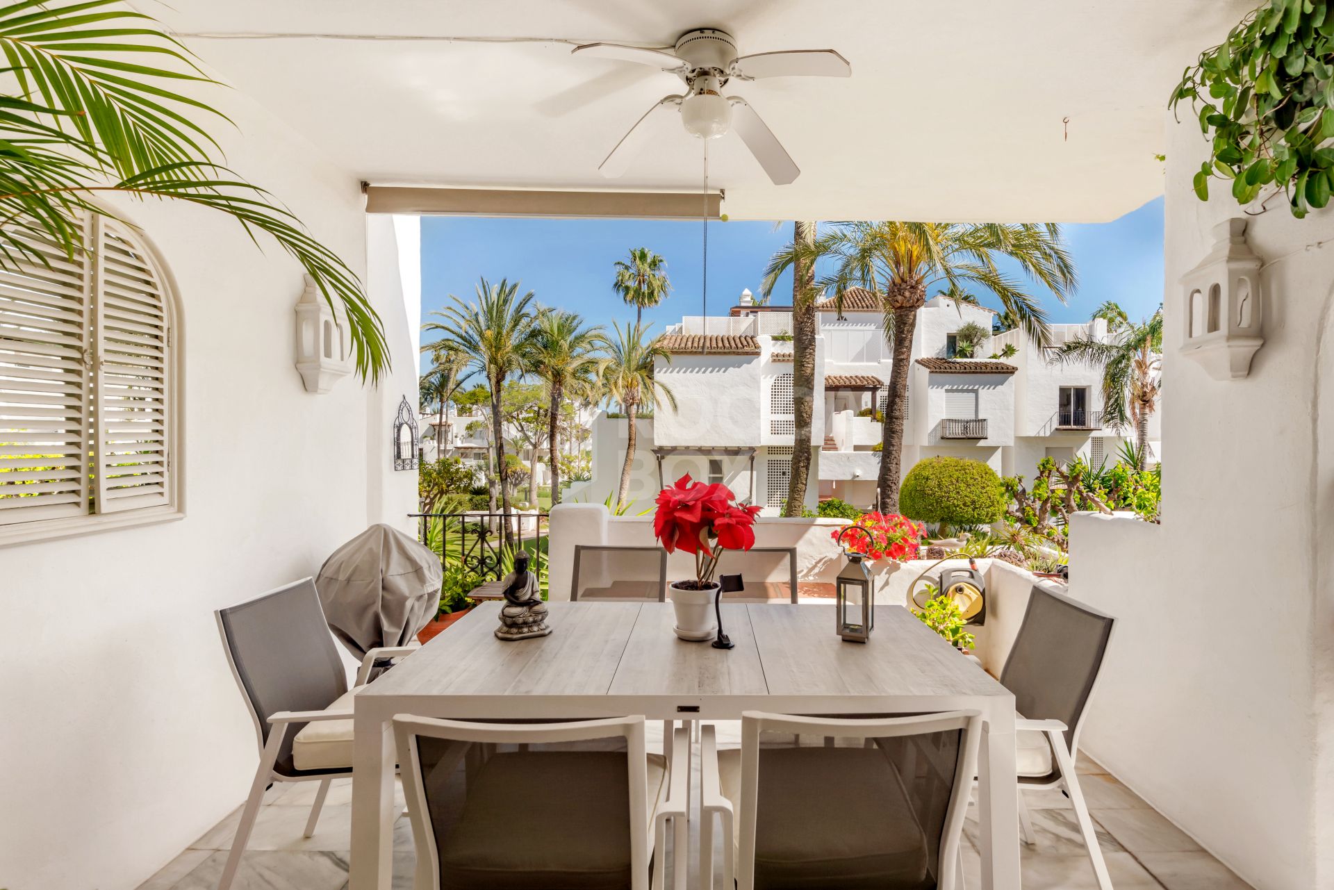 Elegant Estepona Retreat: 2-Bedroom Apartment for Sale in Beachfront Alcazaba Beach