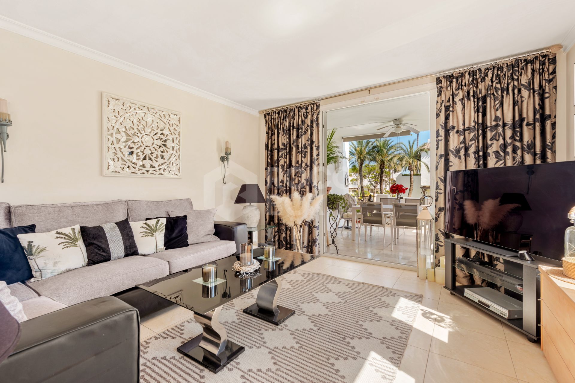 Elegant Estepona Retreat: 2-Bedroom Apartment for Sale in Beachfront Alcazaba Beach