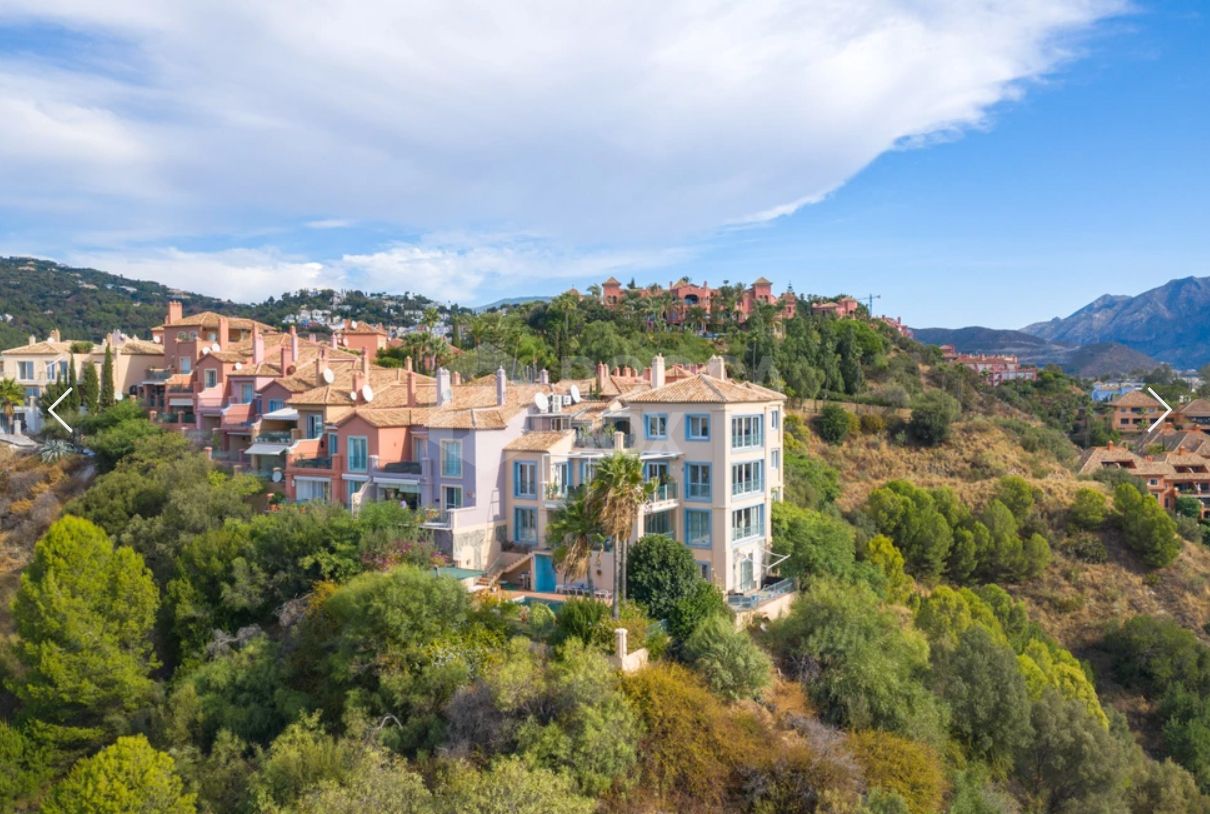 Stunning duplex penthouse with 5 bedrooms and panoramic sea views for sale in Monte Halcones, Benahavis