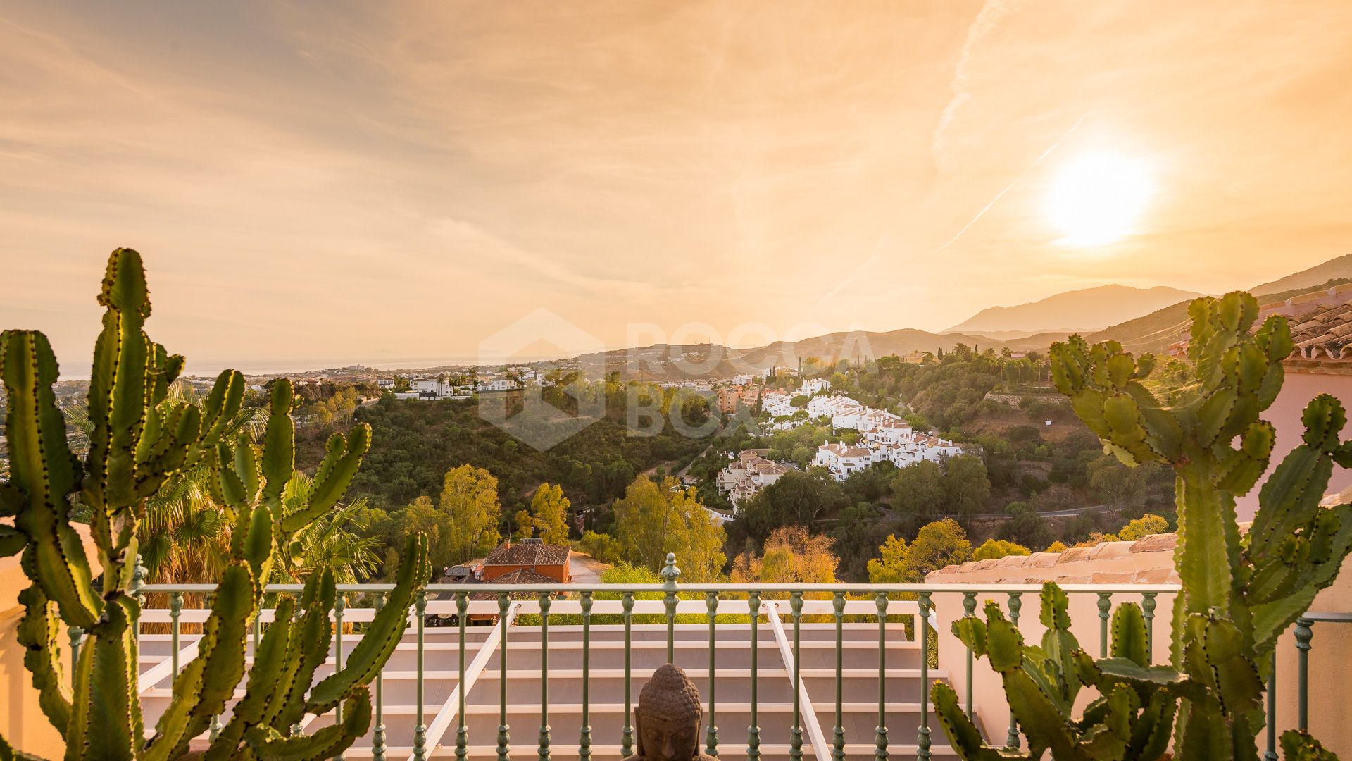 Stunning duplex penthouse with 5 bedrooms and panoramic sea views for sale in Monte Halcones, Benahavis