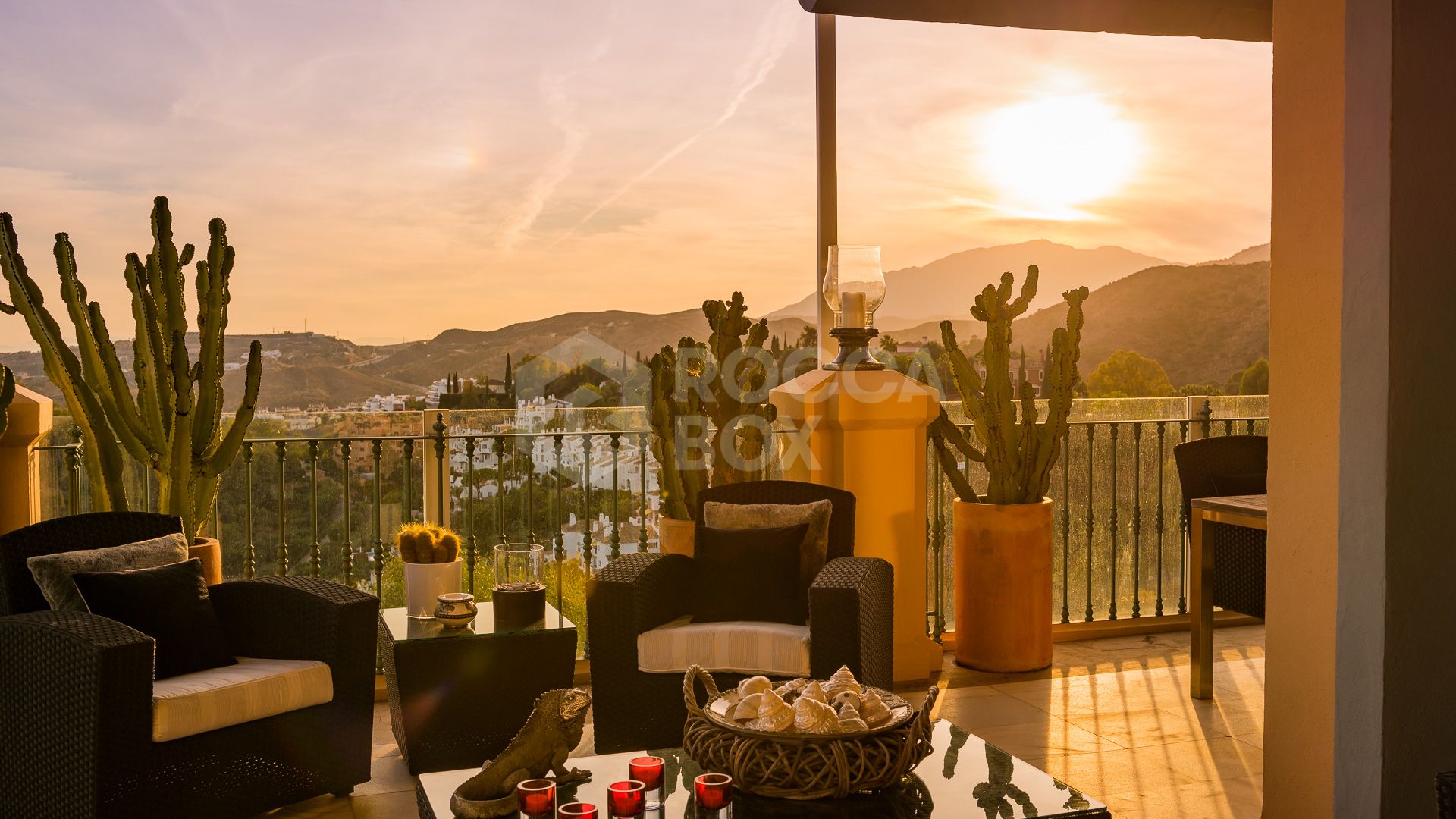 Stunning duplex penthouse with 5 bedrooms and panoramic sea views for sale in Monte Halcones, Benahavis