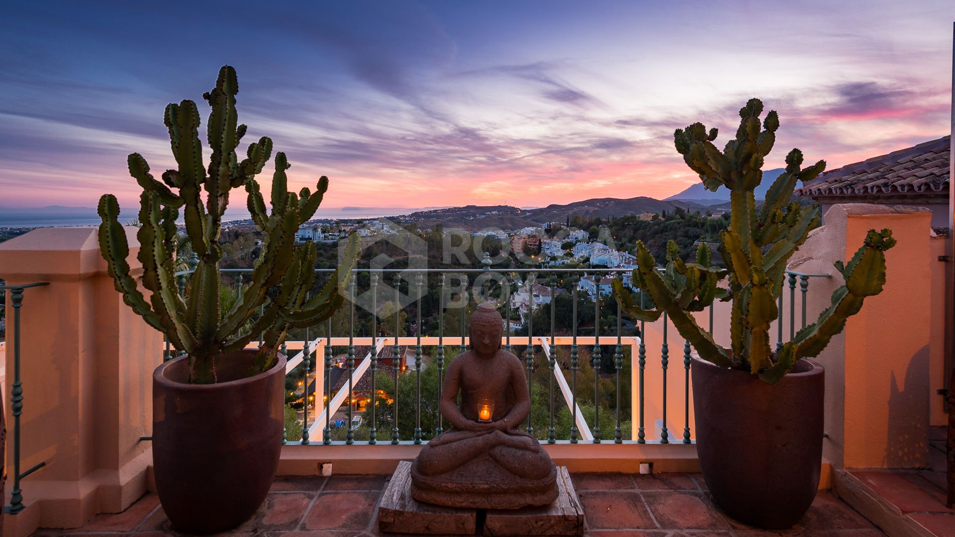 Stunning duplex penthouse with 5 bedrooms and panoramic sea views for sale in Monte Halcones, Benahavis