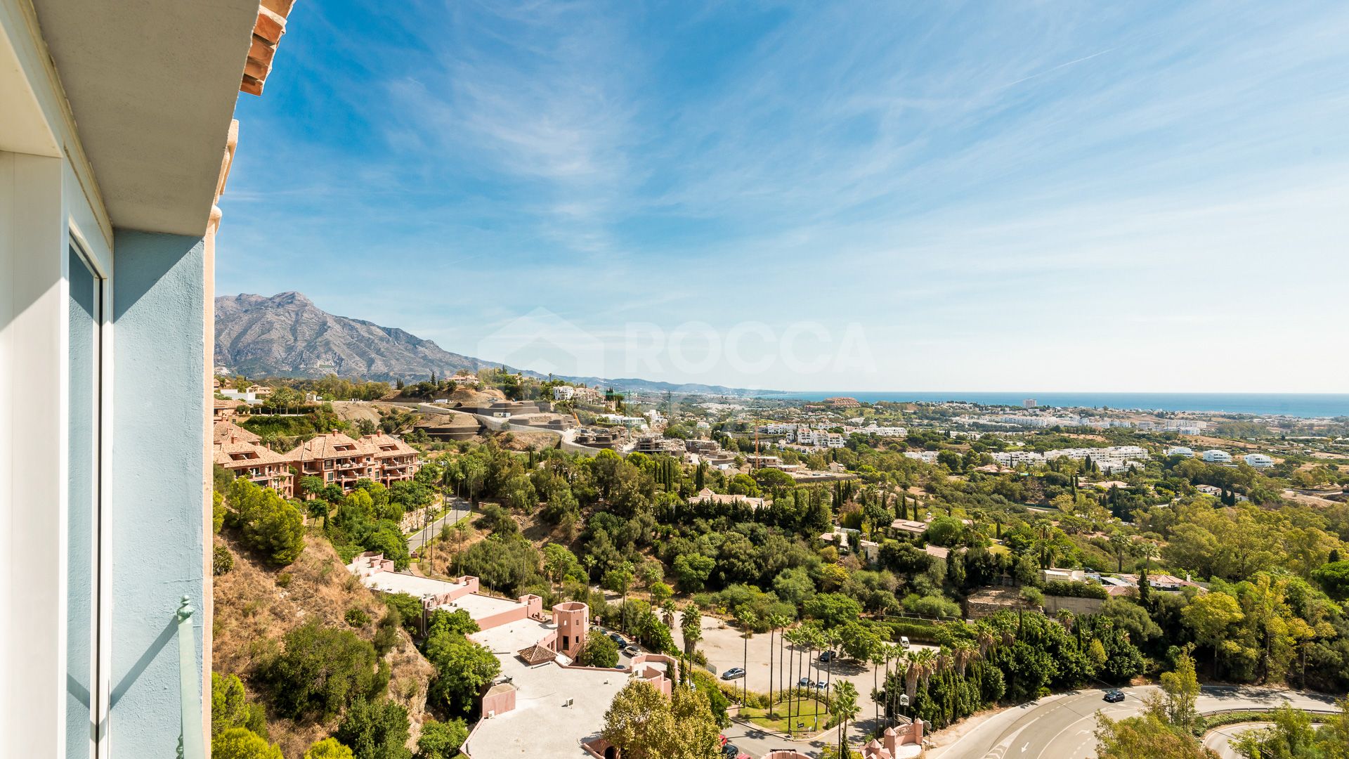 Stunning duplex penthouse with 5 bedrooms and panoramic sea views for sale in Monte Halcones, Benahavis