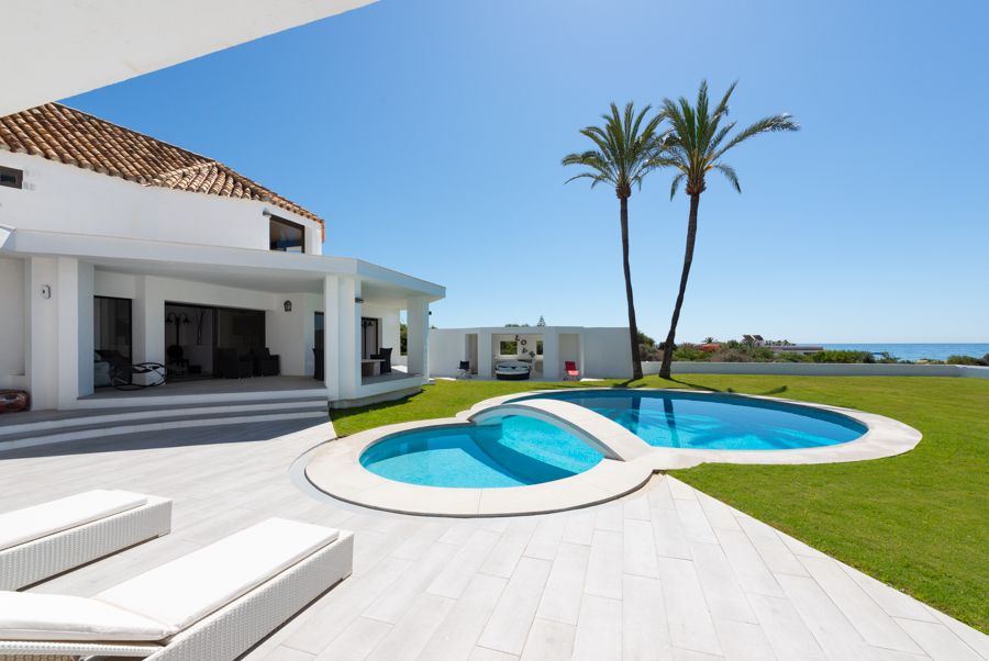 Enchanting Beachside Villa in El Rosario | Engel & Völkers Marbella