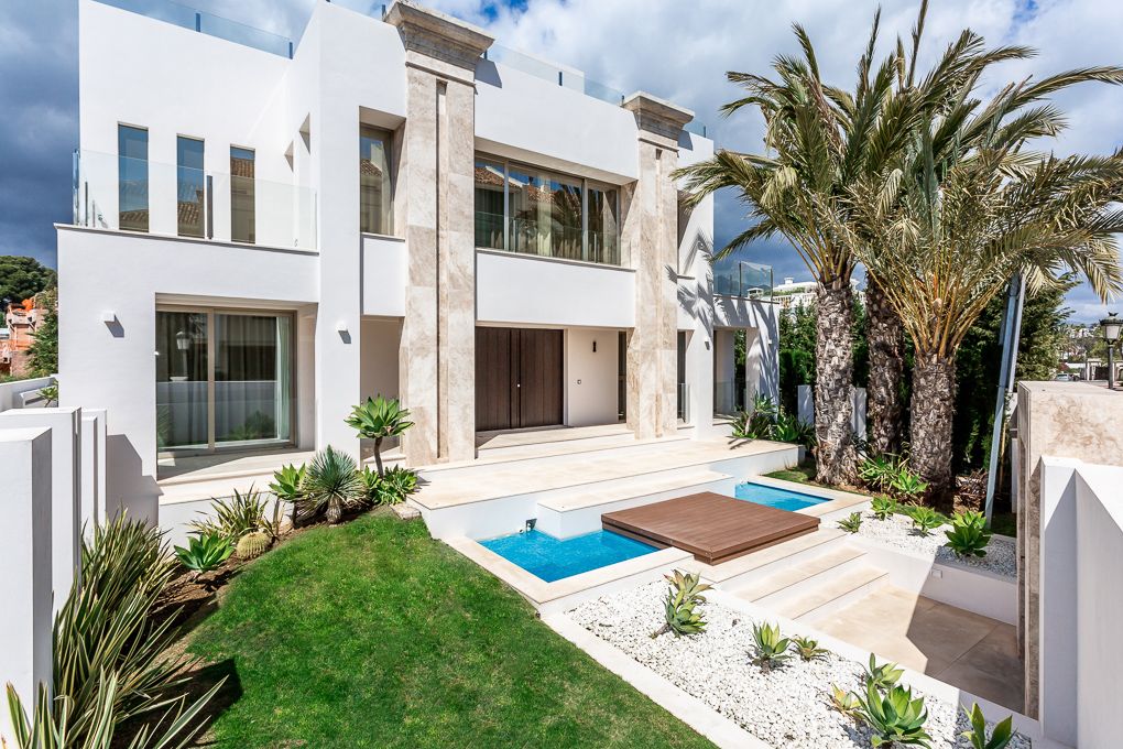 Stunning modern luxury beachside villa Golden Mile | Engel & Völkers Marbella