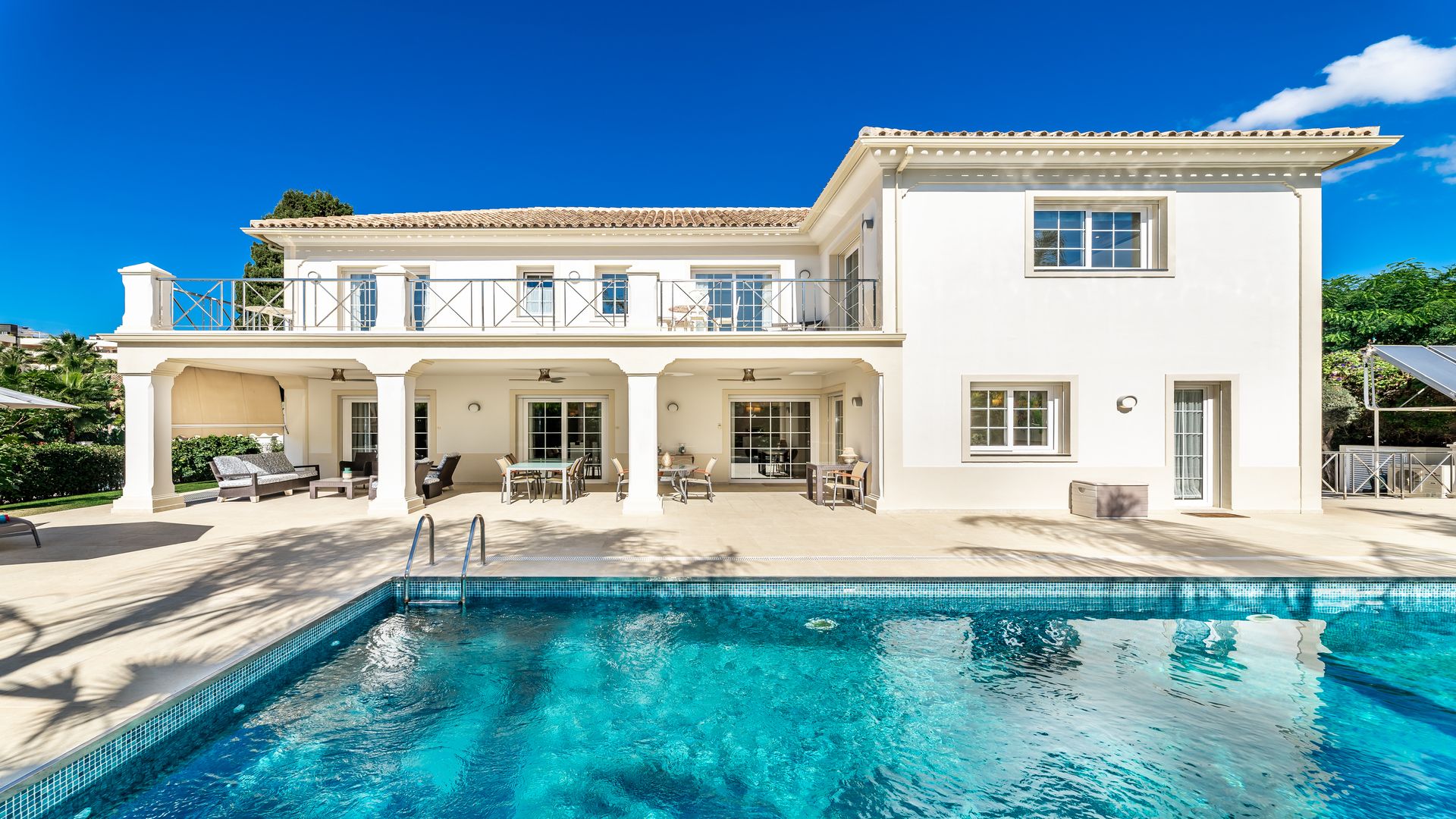 Family home on Golden Mile’s beachfront | Engel & Völkers Marbella
