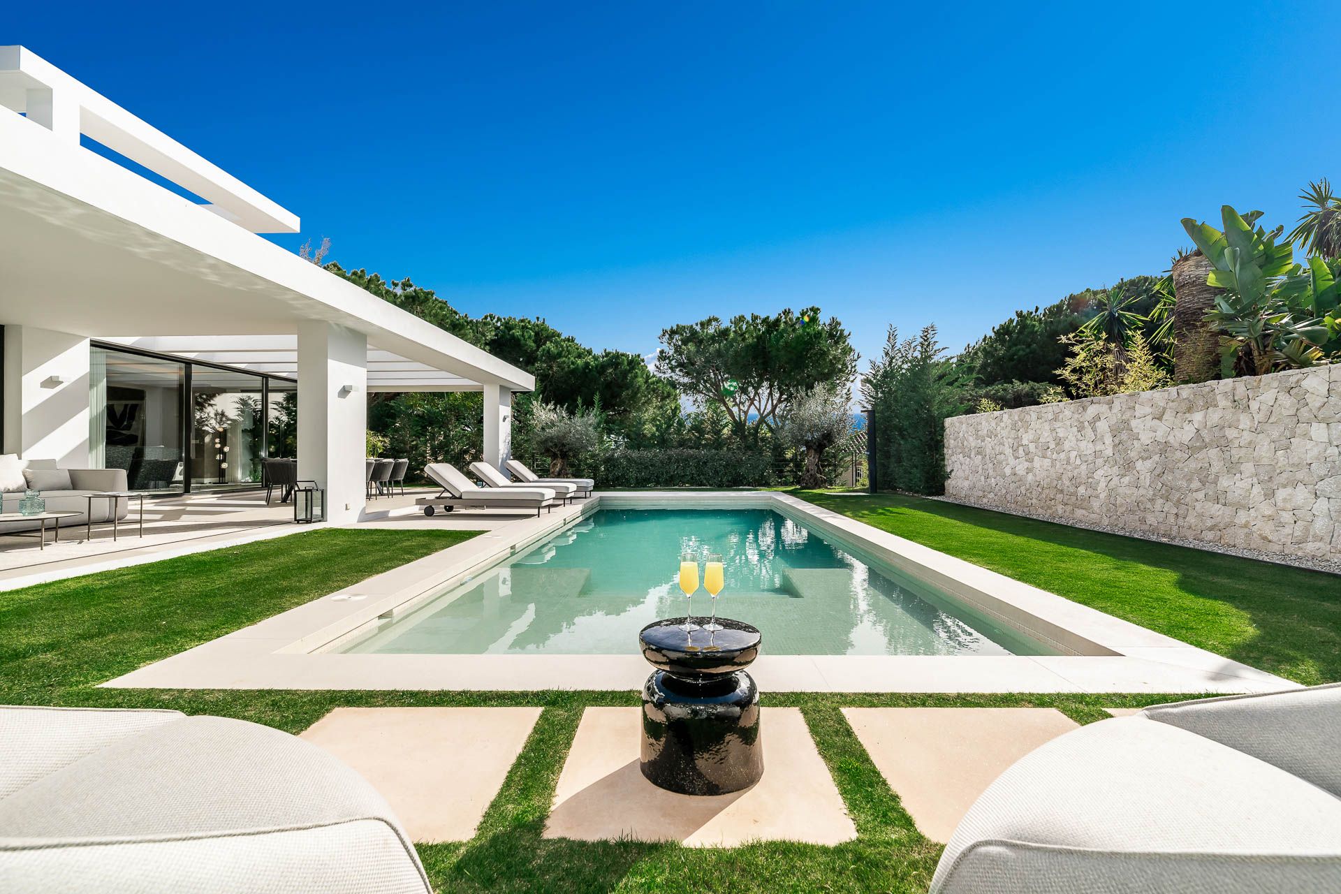 A stylish new villa by the beach | Engel & Völkers Marbella