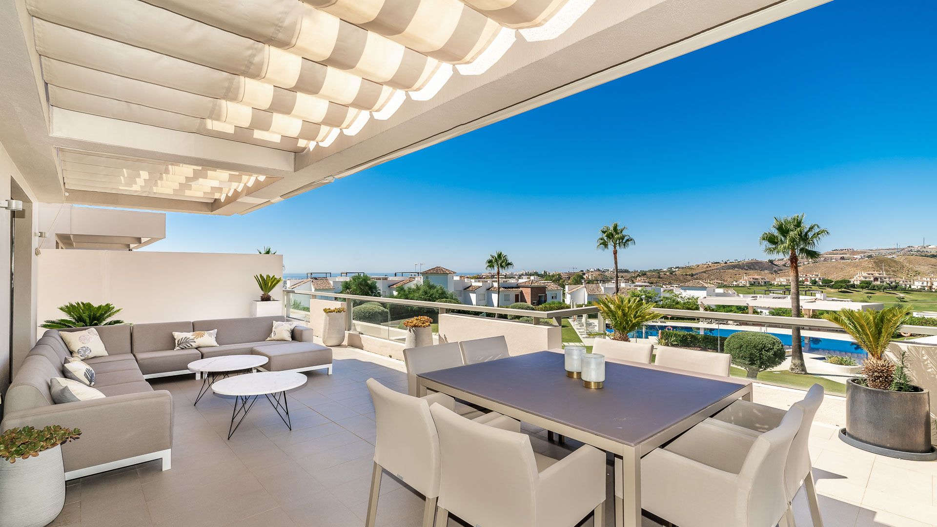 Stilvolles Luxusapartment mit herrlichem Meer-, Golf- und Bergblick, Los Arqueros | Engel & Völkers Marbella