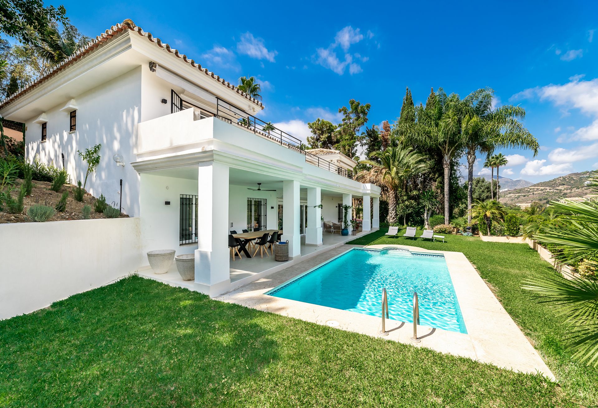 Front line golf villa close to the beach | Engel & Völkers Marbella